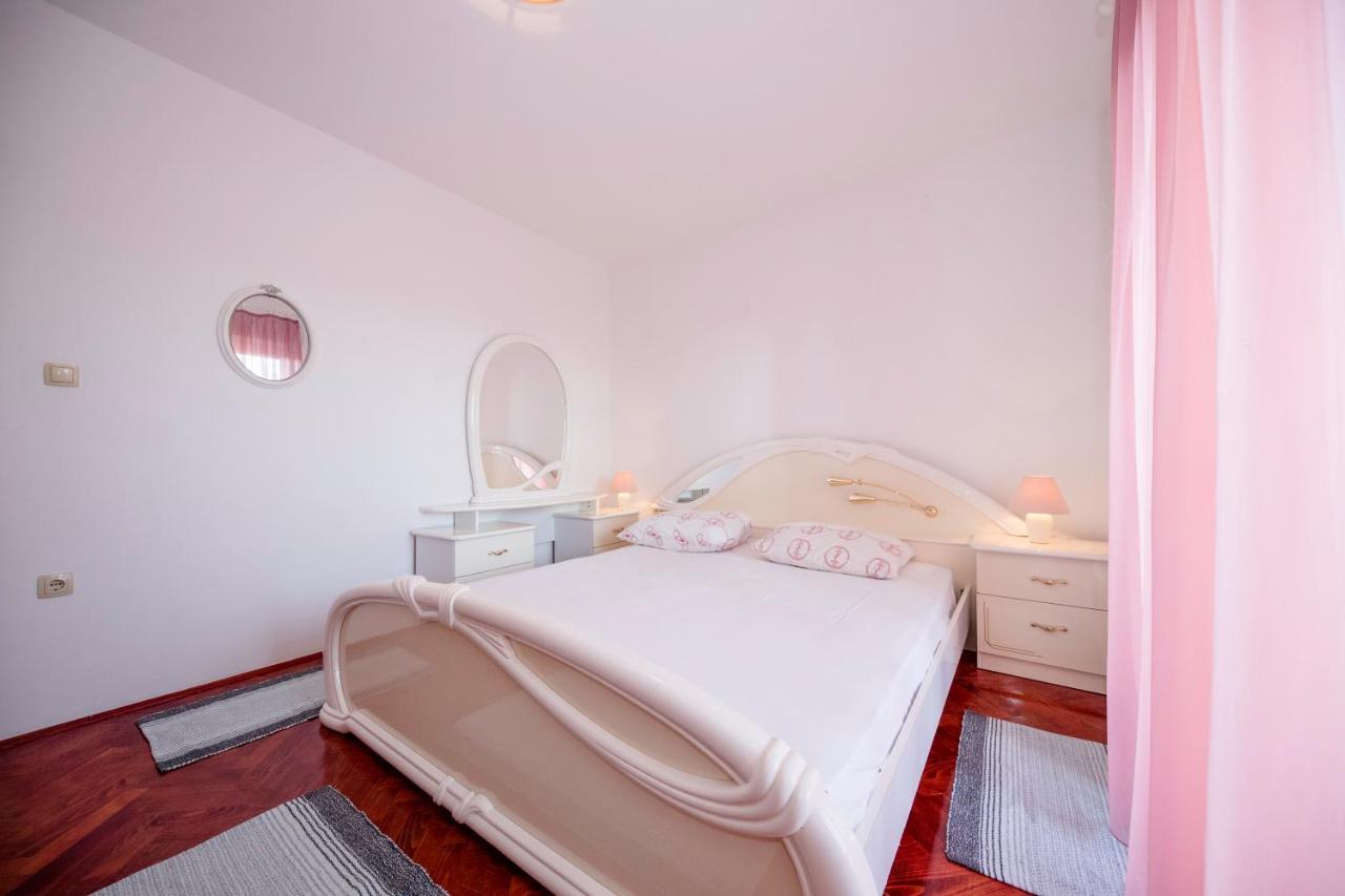 Kuca Leonora Apartment Banjol Ngoại thất bức ảnh