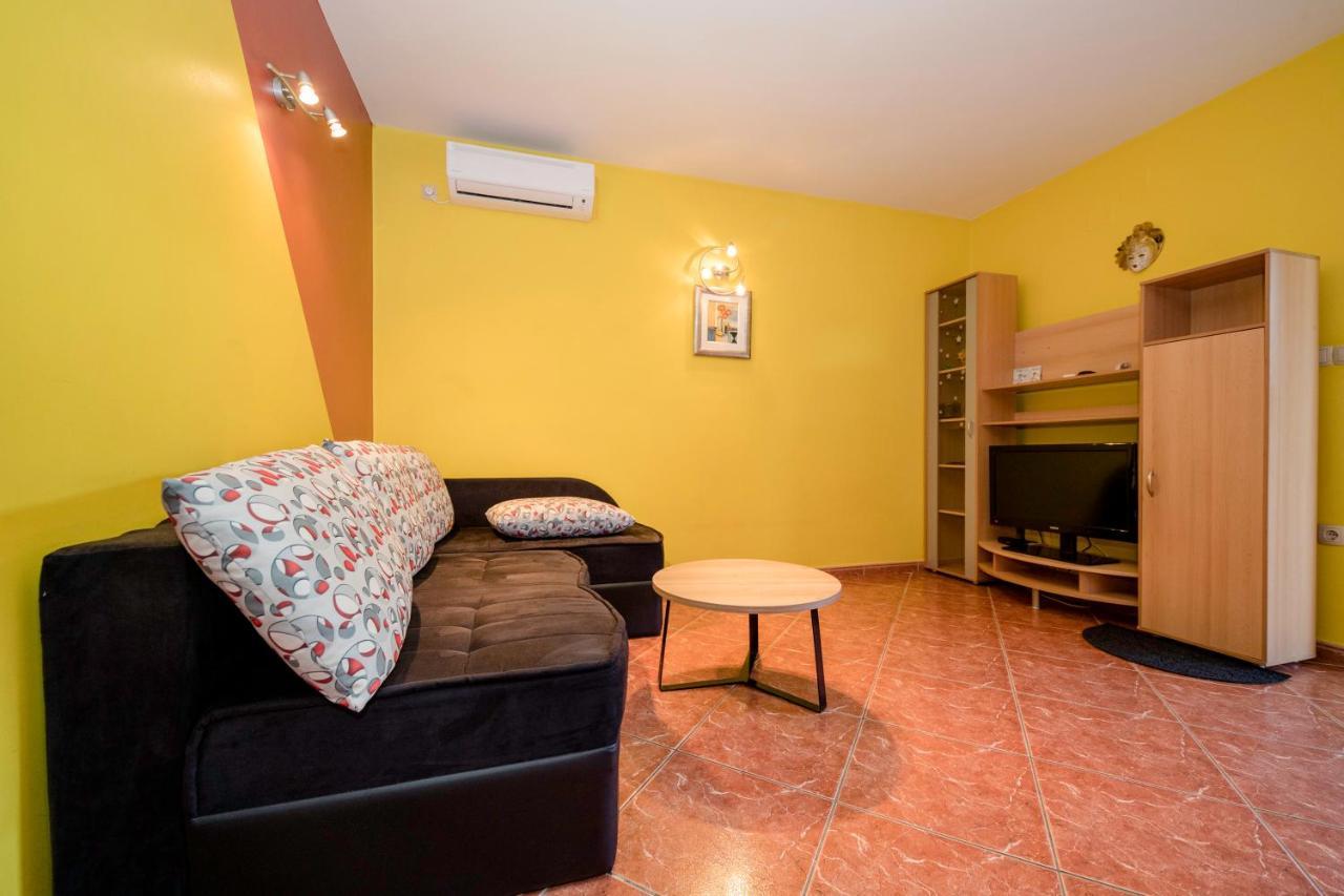 Kuca Leonora Apartment Banjol Ngoại thất bức ảnh