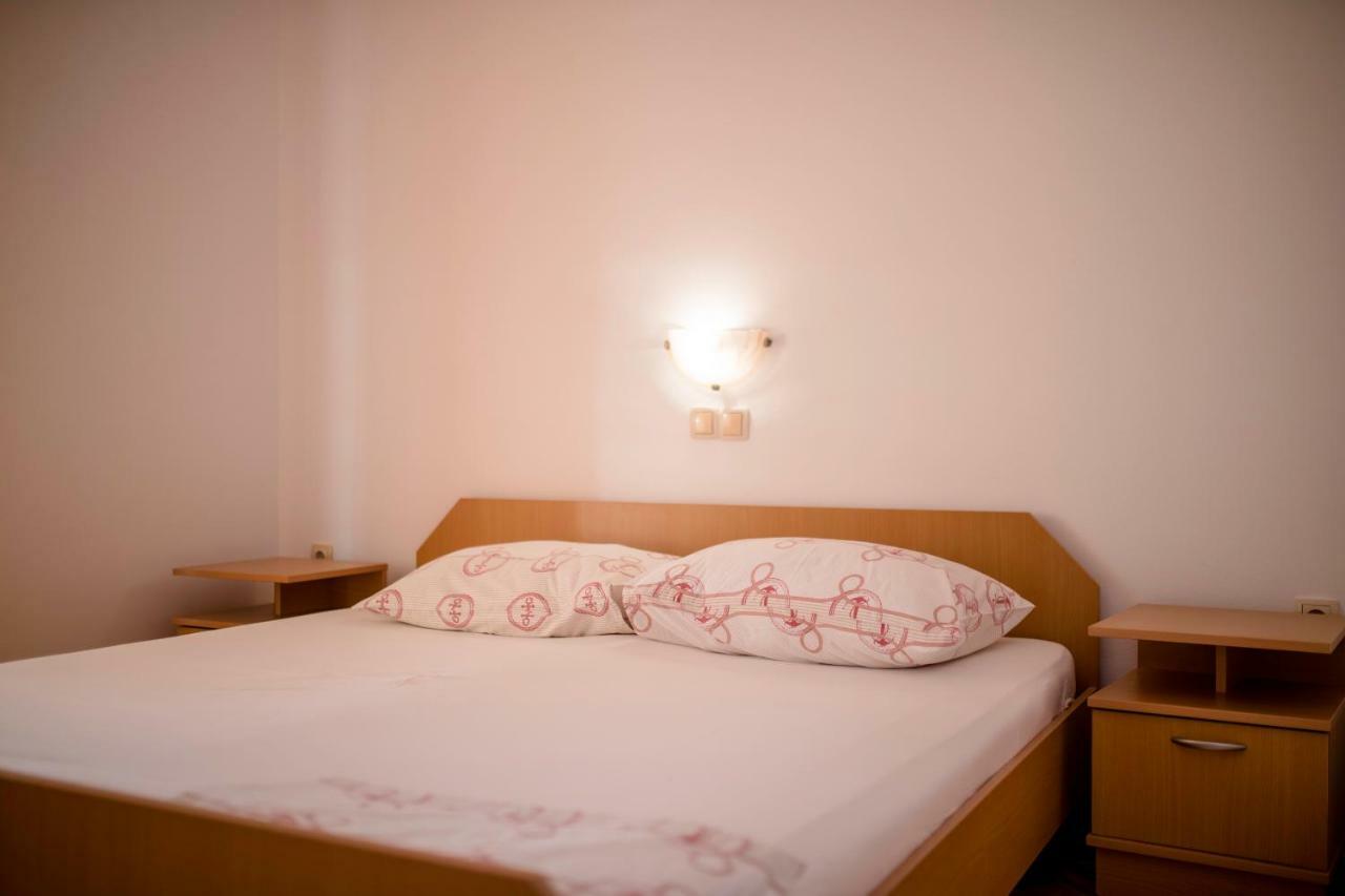 Kuca Leonora Apartment Banjol Ngoại thất bức ảnh