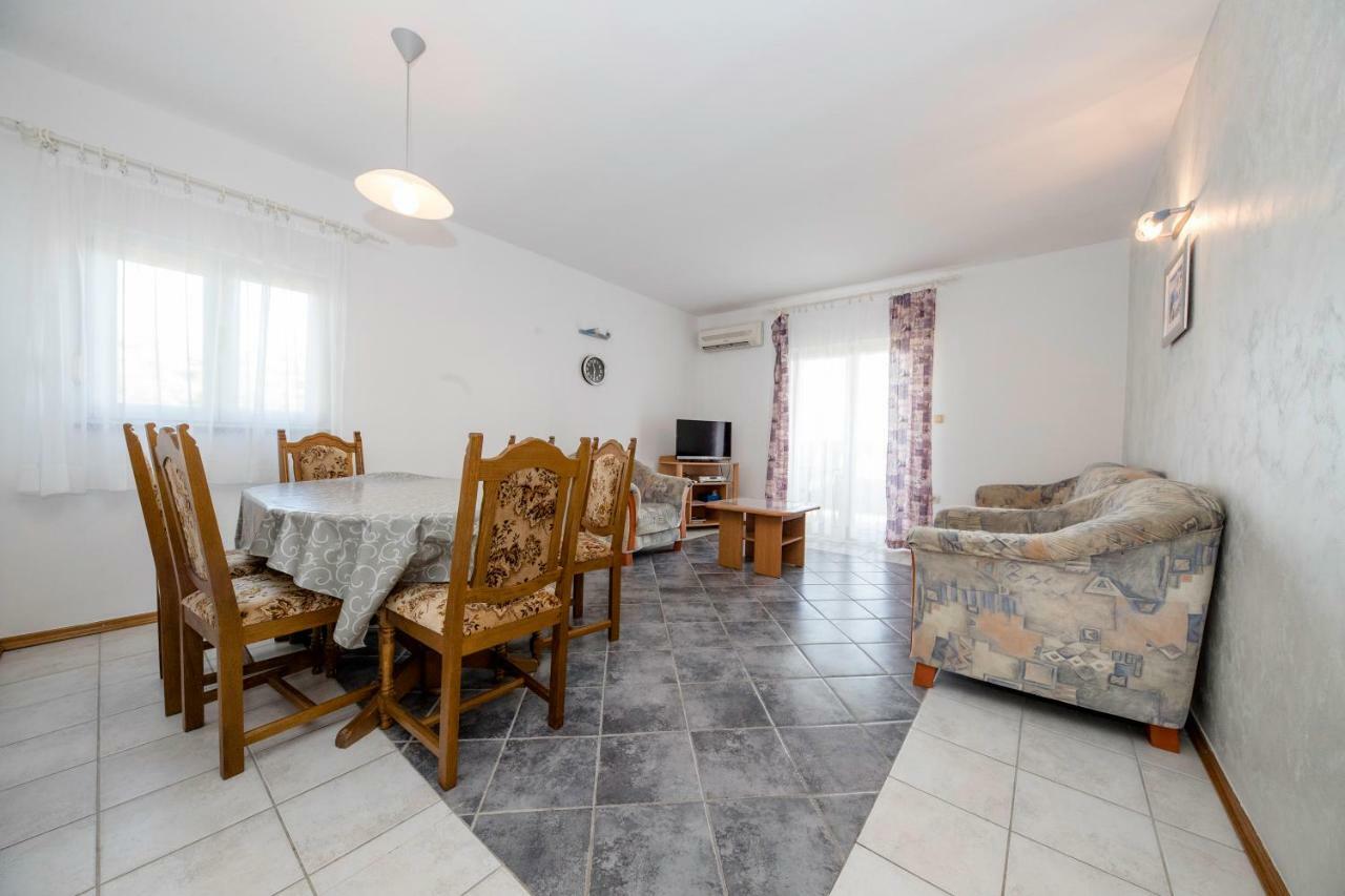 Kuca Leonora Apartment Banjol Ngoại thất bức ảnh